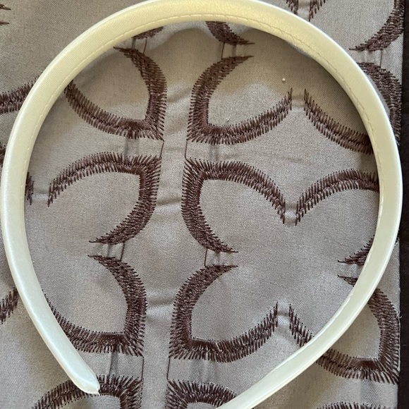 Cream/Off White Fascinator/broach. New with tags, never used - Picture 4 of 4